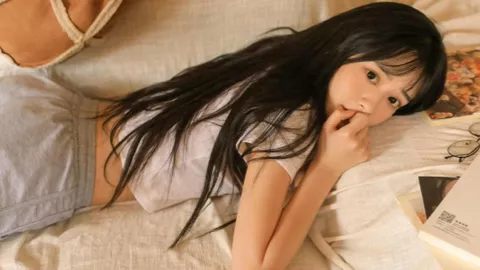 谷城北站情侣扶梯接吻