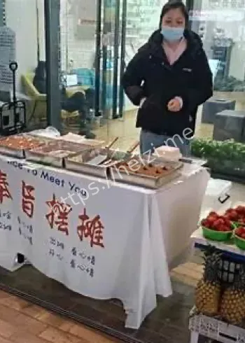 摆摊为男友还债的女孩