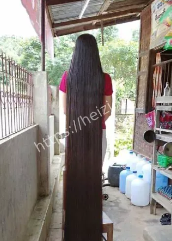 女子蓄发22年两米长发